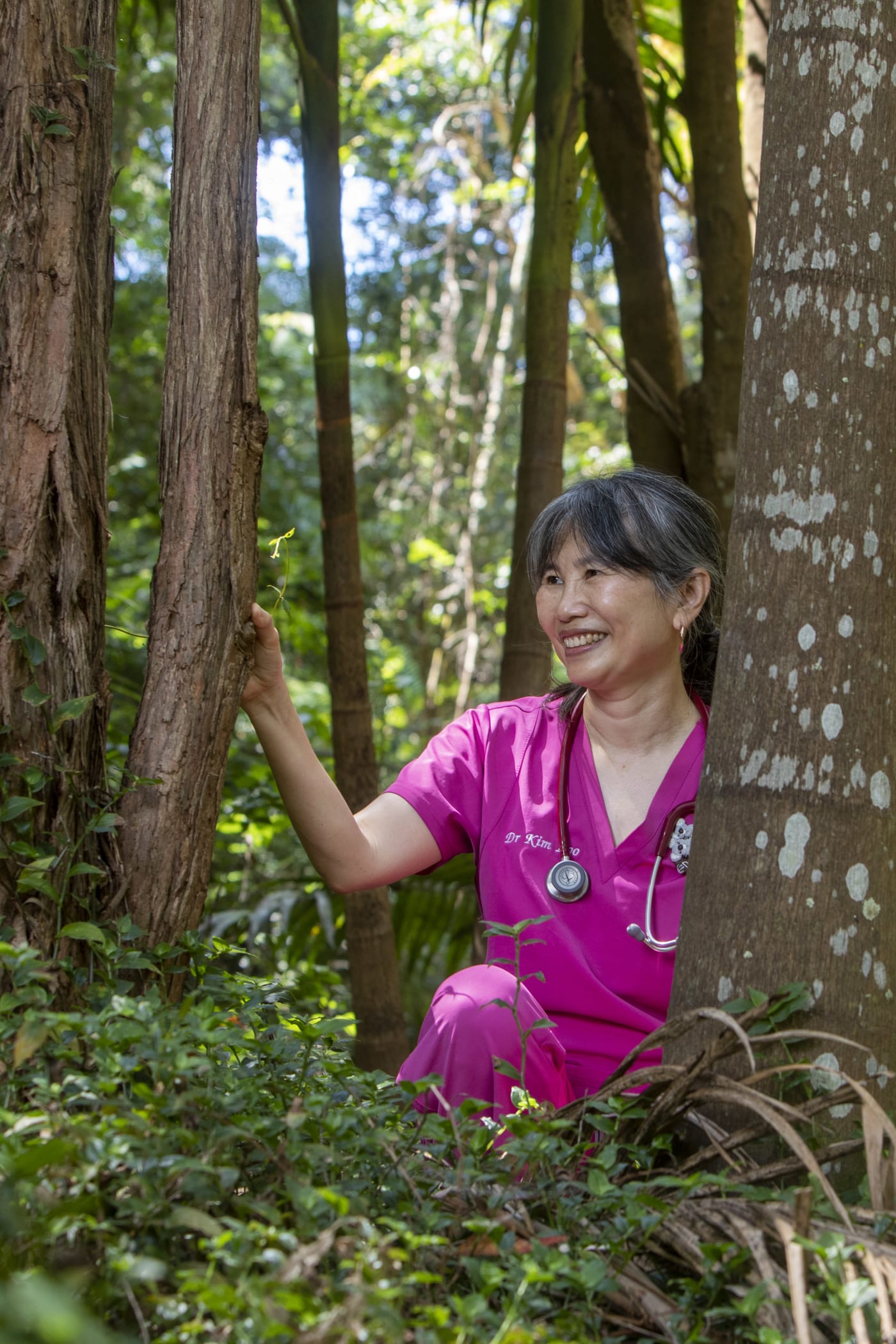 Dr Kim Loo from Doctors for the Environment Australia admires the trees in
Cooper Park, Bellevue Hill. Doctors for the Environment Australia (DEA) has
joined forces with WWF-Australia to highlight the health benefits of trees, as part
of a campaign called 'We All Need Trees'.