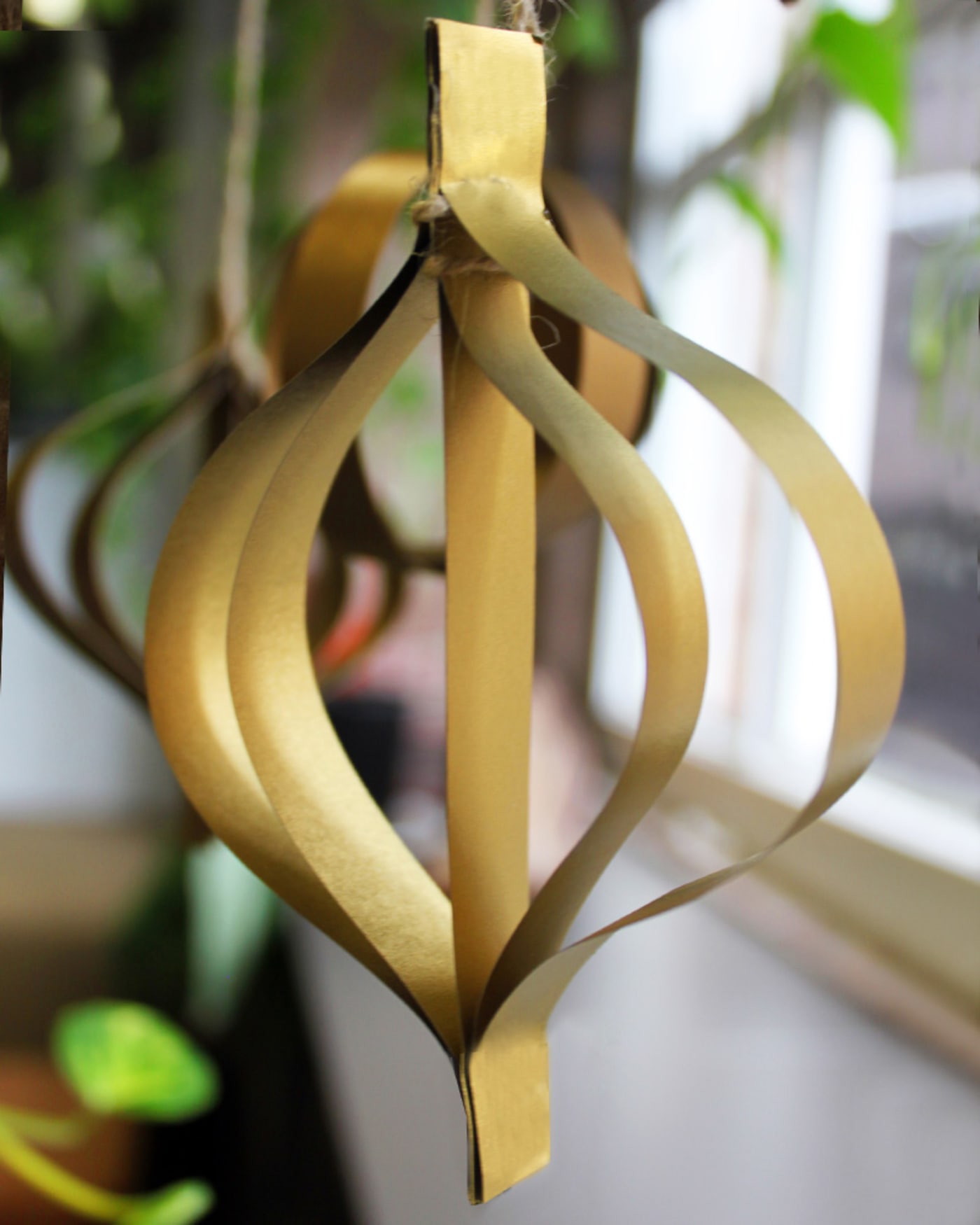 Hanging gold decoration