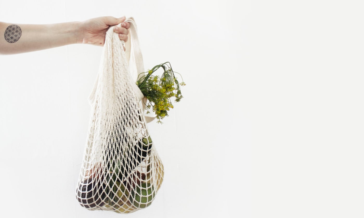Vegetables and groceries in a sustainable and reusable bag / Photo by Sylvie Tittel on Unsplash