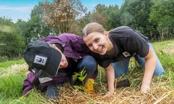 Tanya Pritchard and Free Vreman Bangalow Koalas Tree Planting © WWF-Australia