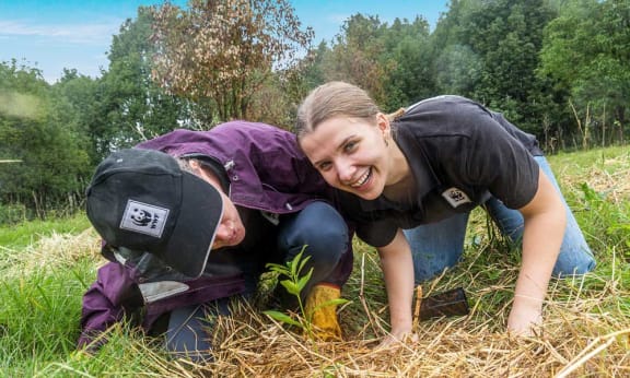 Tanya Pritchard and Free Vreman Bangalow Koalas Tree Planting © WWF-Australia