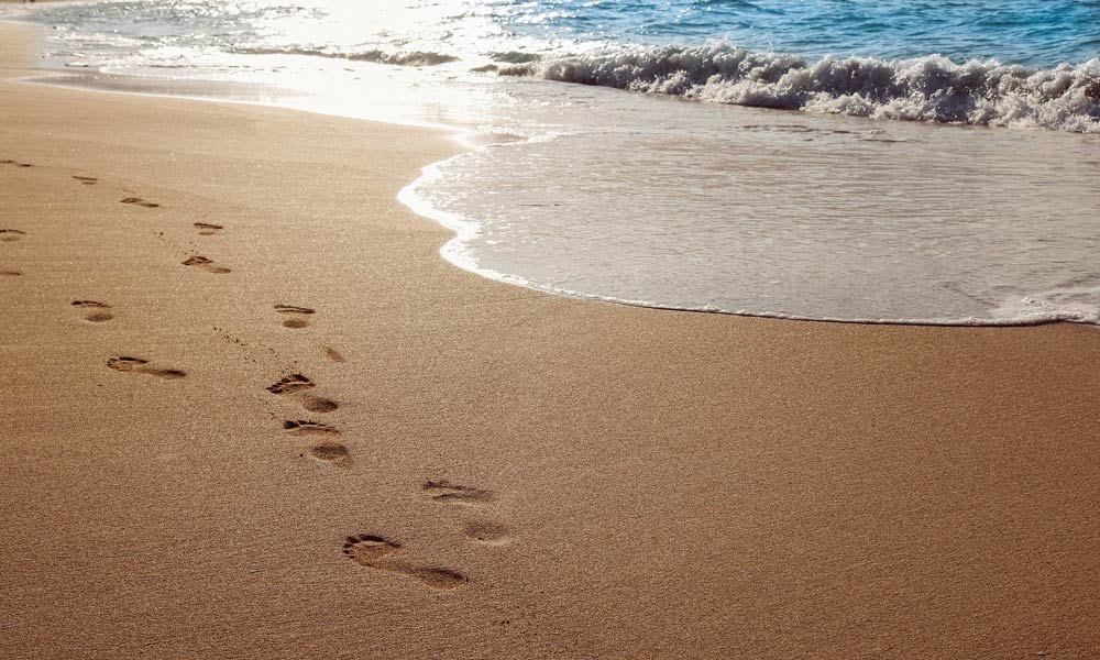 Footprints in the sand CC0 Olichel / Pixabay
